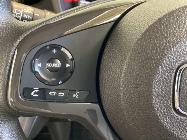 ステアリングスイッチがついていますので、オーディオのチャンネル変更、ボリューム、ジャンル変更が操作可能です。ハンドルから手を離さず安全に操作できます。