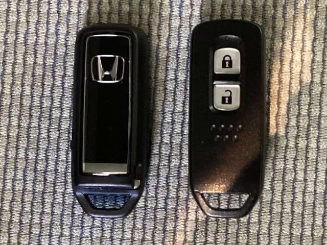 スマートキーを装備しています。鍵を差し込むことなくドアロックの開け閉めと、スタートボタン操作でのエンジンスタートができます。スペアキーも同じものを用意しております。