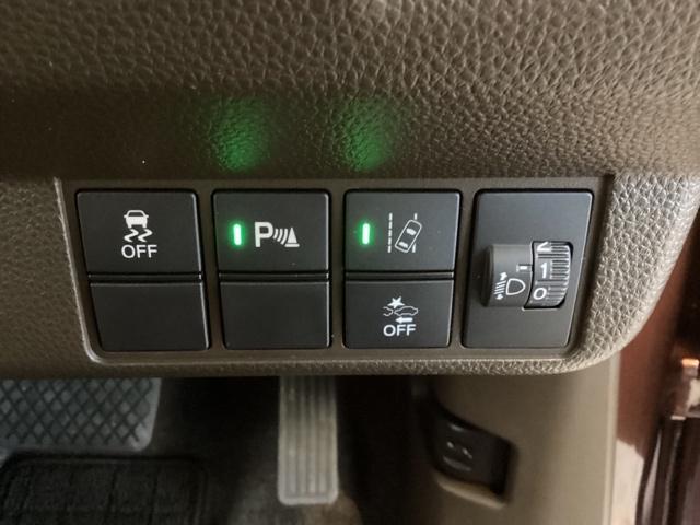 ハンドルの右側にはヘットライトリベライザーとＨｏｎｄａセンシング用のメインスイッチがついています。ヘッドライトリベライザーは道路状況や積荷の加重に応じてライトの高さを調節できます。