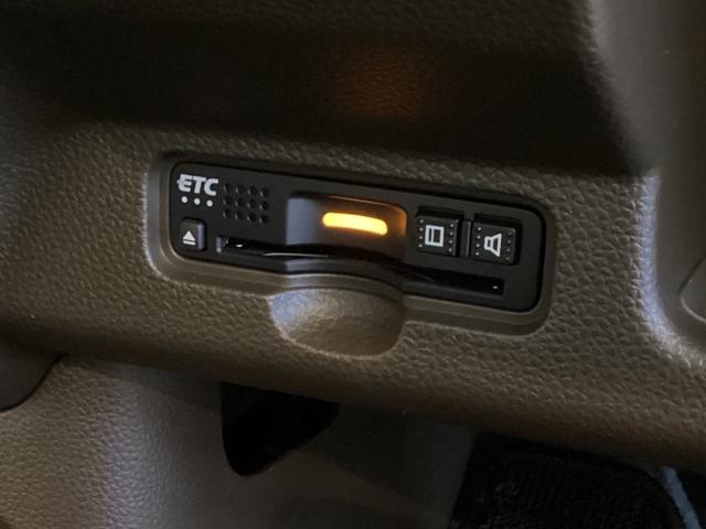 ハンドルの左下にＥＴＣがついています。高速道路の料金所の通過も楽々です。　カードの取り出しもしやすい場所についています。