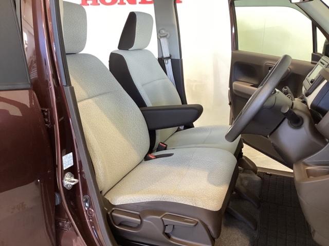 女性でも運転がしやすいように、シートの高さ調整機能（シートリフター）がついています。運転席と助手席の間が空いている為、助手席側への移動がスムーズです。交通量の多い道でも助手席側から乗り降りができます。