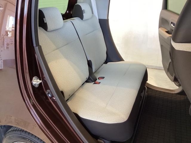 リアシートは前後にスライドが可能で、背もたれの角度調節もついています。お好みの位置でゆったりお乗りいただけます。座面の下には靴や傘などが置けるように大型のトレーがあります。