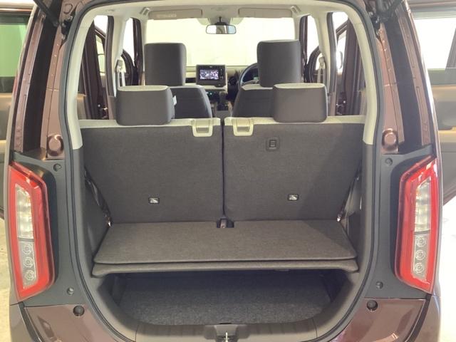 トランクの床は底が深くボードで仕切りを入れた２段式になっています。リアシートが前にスライドしてもボードが伸びるので上部の収納スペースが広がります。