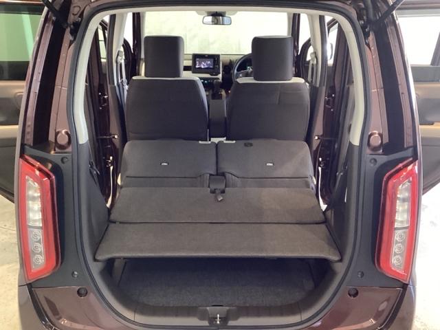 リアシートの背もたれを倒してさらに広々としたトランクスペースになります。段差も少なく荷物の出し入れもしやすくなっています。