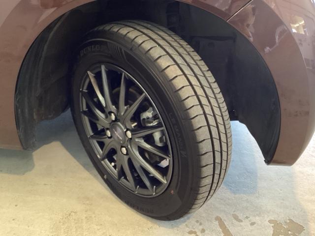 精悍なデザインのアルミホイール（社外品）を装備しています。足元を引き立てて、美しいボディラインを一層引き締めてくれています。