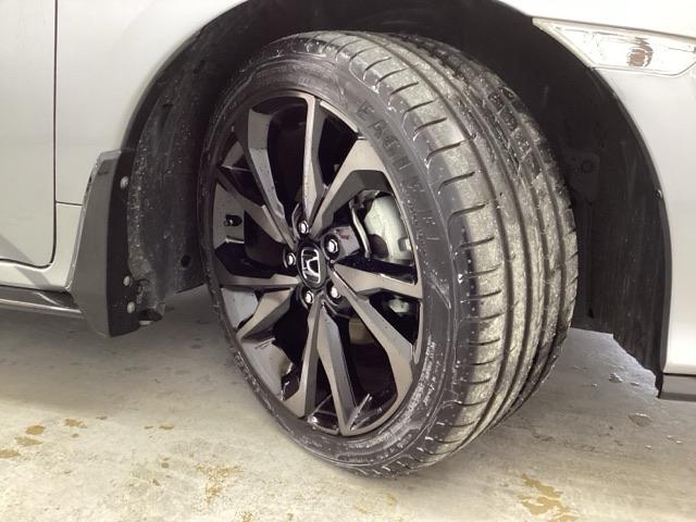 シビック ハッチバック 光触媒抗菌消臭施工済 ナビ シートヒーター MTモード ETC 追突軽減ブレーキ 盗難防止装置 Bモニター 横滑防止 LEDライト フルセグTV スマートキー AAC サイドカーテンエアバック ABS(25枚目)