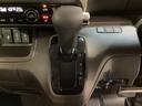 CVT車のセレクトレバーです。低速から高速まで、変速ショックのないスムーズな走りを実現するとともに、エンジン効率のよい領域を維持することで燃費にも貢献します。