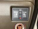リアドアは乗り降りに便利な両側電動スライドドアです。また運転席に座っていながらスイッチ操作で自在にスライドドアを開け閉めできます。