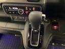 CVT車のセレクトレバーです。低速から高速まで、変速ショックのないスムーズな走りを実現するとともに、エンジン効率のよい領域を維持することで燃費にも貢献します。
