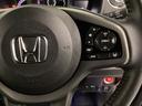 ハンドルにHondaセンシング系のクルーズコントロールやレーンキープアシストなどの操作スイッチが装備されています。ハンドルから手を離さず安全に操作できます。