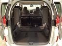 3列目シートを跳ね上げて、2列目シートの背もたれを畳んで前方に跳ね上げれば広い荷物スペースが出現します。床面は段差も少なく荷物の出し入れもしやすくなっています。