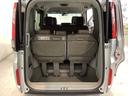 トランクの床は底が深く大きな収納スペースがあり、３列目シートはそこに収納できるようになっています。開口部も広く荷物の積み下ろしもしやすいお車となっております。