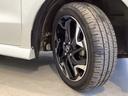 精悍なデザインの純正アルミホイールを装備しています。足元を引き立てて、美しいボディラインを一層引き締めてくれています。