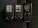 スマートキーを装備しています。鍵を差し込むことなくドアロックの開け閉めができます。トランクが開けられるトランクオープナーもついています。加えて、純正リモコンエンジンスターター用の操作キーもついています