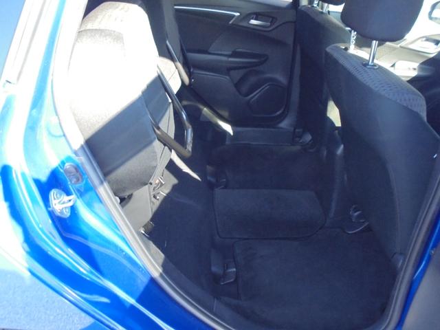 後部座席を上げて大きな荷物も積めます