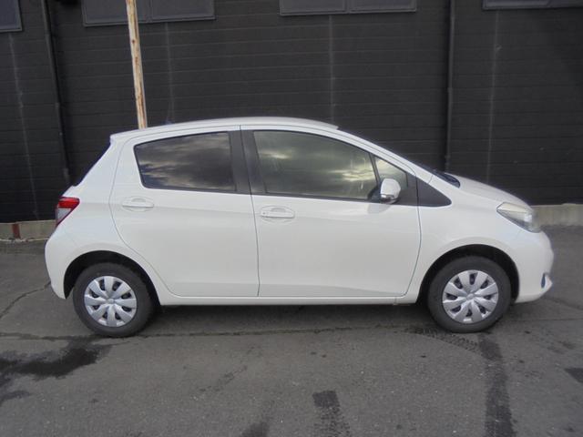 ヴィッツ Ｆ　シエル　４ＷＤ　ナビＴＶバックモニター　エンジンスタータ（3枚目）