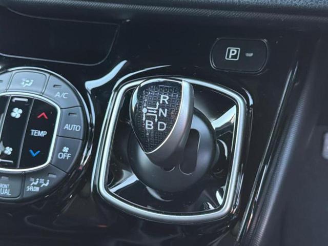 ノア ハイブリッドＳｉダブルバイビー２　新品タイヤ／純正　９インチ　ＳＤナビ／デジタルインナーミラー／衝突安全装置／両側電動スライドドア／シートヒーター／車線逸脱防止支援システム／シート　ハーフレザー／ヘッドランプ　ＬＥＤ／ＥＴＣ　記録簿（17枚目）