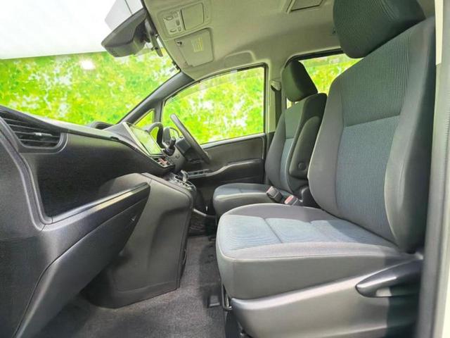 ノア ハイブリッドＸ　新品タイヤ／保証書／純正　１０インチ　ＳＤナビ／フリップダウンモニター　純正　１０．２インチ／電動スライドドア／ヘッドランプ　ＨＩＤ／ＥＴＣ／ＥＢＤ付ＡＢＳ／横滑り防止装置　後席モニター　ワンオーナー（6枚目）