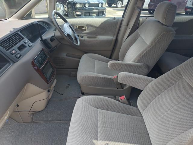 オデッセイ L 4WD 3列シート ウォークスルー AT CD DVD再生 USB エアコン パワーステアリング(6枚目)