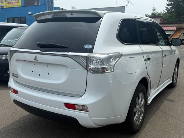 アウトランダーＰＨＥＶ ４ＷＤ　Ｇプレミアムパッケージ　ＣＤ／ＤＶＤ、ＥＴＣ、バックカメラ、スマ－トキ－、衝突被害軽減システム、電動リアゲート、電動格納ミラー、シートヒーター、パワーシート（6枚目）