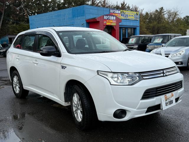 アウトランダーＰＨＥＶ ４ＷＤ　Ｅ　ＣＤ／ＤＶＤ、ＥＴＣ、ＴＶワンセグ、スマ－トキ－、シートヒーター、オートライト、Ｂｌｕｅｔｏｏｔｈ接続、ハーフレザーシート、アルミホイール付き（6枚目）