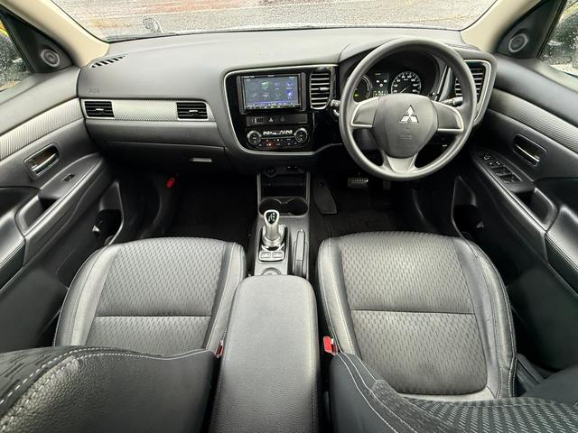 アウトランダーＰＨＥＶ ４ＷＤ　Ｅ　ＣＤ／ＤＶＤ、ＥＴＣ、ＴＶワンセグ、スマ－トキ－、シートヒーター、オートライト、Ｂｌｕｅｔｏｏｔｈ接続、ハーフレザーシート、アルミホイール付き（17枚目）