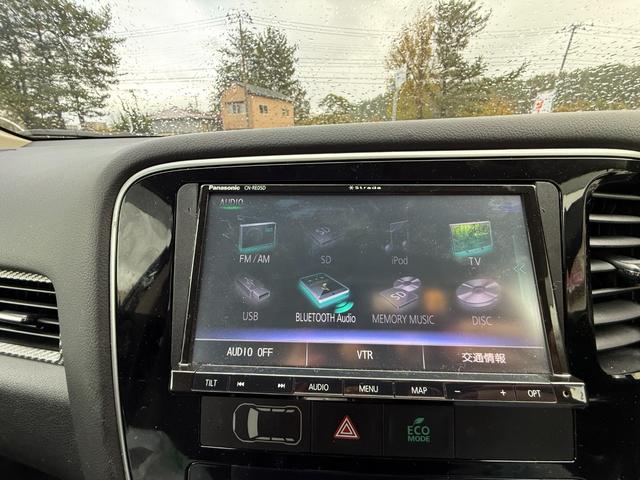 アウトランダーＰＨＥＶ ４ＷＤ　Ｅ　ＣＤ／ＤＶＤ、ＥＴＣ、ＴＶワンセグ、スマ－トキ－、シートヒーター、オートライト、Ｂｌｕｅｔｏｏｔｈ接続、ハーフレザーシート、アルミホイール付き（32枚目）