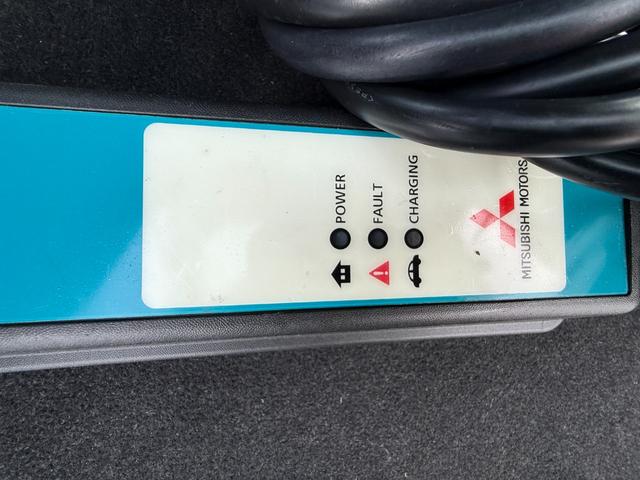 アウトランダーＰＨＥＶ ４ＷＤ　Ｅ　ＣＤ／ＤＶＤ、ＥＴＣ、ＴＶワンセグ、スマ－トキ－、シートヒーター、オートライト、Ｂｌｕｅｔｏｏｔｈ接続、ハーフレザーシート、アルミホイール付き（47枚目）