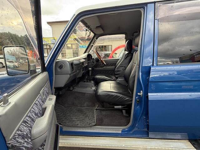 ランドクルーザープラド 切り替え4WD、タ-ボ CD/DVD、ETC、電動格納ミラー、Bluetooth接続、バックカメラ、アルミホイール付き、(50枚目)