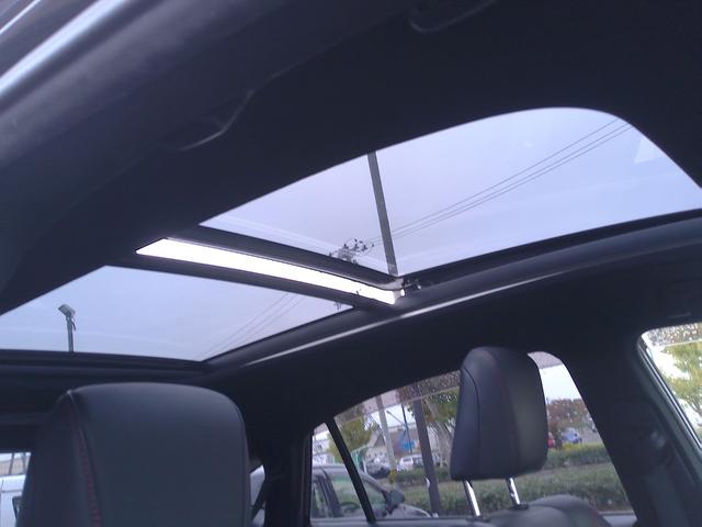 少し風を感じたい時は、少しサンルーフをあけて◎