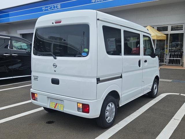 ＮＶ１００クリッパーバン ＤＸ　４ＷＤ　【２ｎｄ発進】【禁煙車】【メモリーナビ】　【走行距離１３，６２０ｋｍ】ＢＬＵＥＴＯＯＨオーディオ／ＳＤ音楽再生／キーレス／スペアキー／２駆４駆切替／ヘッドライトレベライザー／スペアタイヤ／（4枚目）