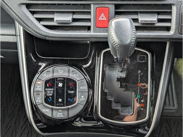 ヴォクシー ＺＳ　煌　４ＷＤ■モデリスタエアロ■寒冷地仕様■禁煙車■　衝突軽減サポート／レーンアシスト／オートクルーズ／両側電動スライドドア／ＨＤＤナビ／ＤＶＤ再生／ＥＴＣ／スマートキー／プッシュスタート／オートエアコン／ＬＥＤヘッドライト／フォグ／社外アルミ（11枚目）