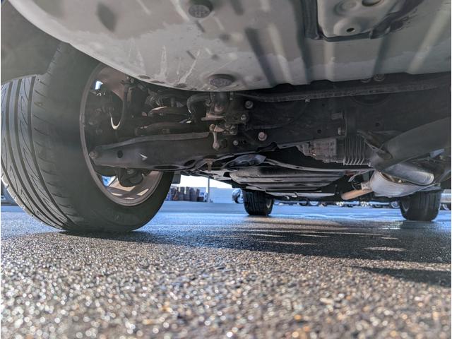 ハリアーハイブリッド プレミアム　アドバンスドパッケージ　４ＷＤ■東京仕入■　衝突軽減サポート／レーンアシスト／追従クルーズ／コーナーセンサー／電動リアゲート／ＪＢＬサウンド付きメーカーＳＤナビ／全方位カメラ／ブルートゥース／フルセグＴＶ／電動ハーフレザーシート／純正アルミ（42枚目）