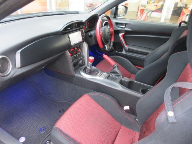 ８６ ＧＴ　６速ＭＴ車／社外マフラー／７インチナビ／フルセグＴＶ／プッシュスタート／スマートキー／ＨＩＤヘッドライト／オートライト／フォグライト／社外アルミホイール／電動格納ミラー（12枚目）