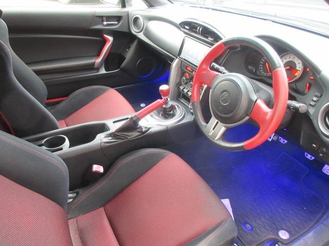 ８６ ＧＴ　６速ＭＴ車／社外マフラー／７インチナビ／フルセグＴＶ／プッシュスタート／スマートキー／ＨＩＤヘッドライト／オートライト／フォグライト／社外アルミホイール／電動格納ミラー（17枚目）