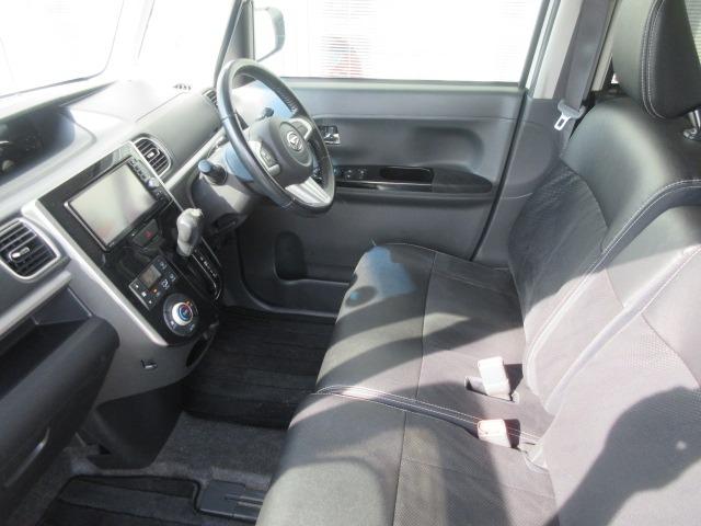 ベンチシートで広々空間♪助手席側からの移動もスムーズです！