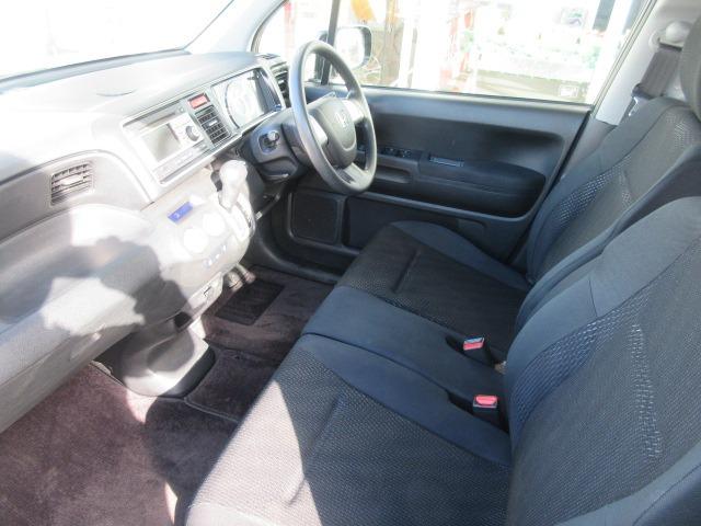 ベンチシートで広々空間♪助手席側からの移動もスムーズです！