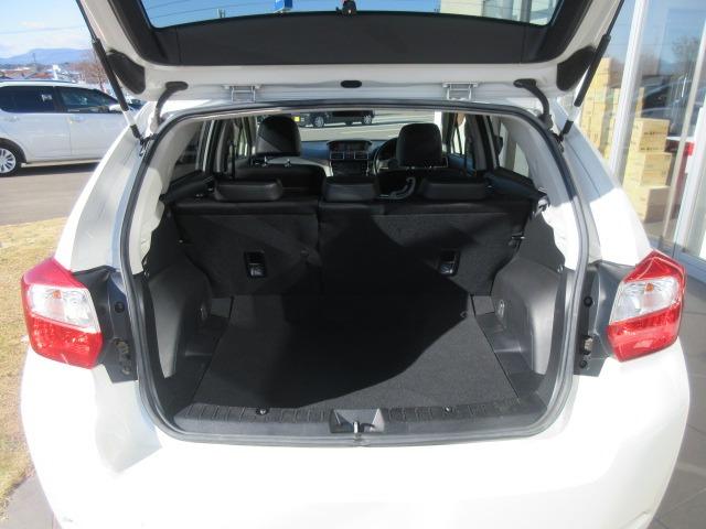 インプレッサスポーツ ２．０ｉ－Ｓアイサイト　４ＷＤ／純正ナビ／フルセグＴＶ／バックカメラ／ドライブレコーダー／ＥＴＣ／プッシュスタート／スマートキー／パワーシート／衝突被害軽減ブレーキ／電動格納ミラー／純正アルミホイール／オートライト（16枚目）