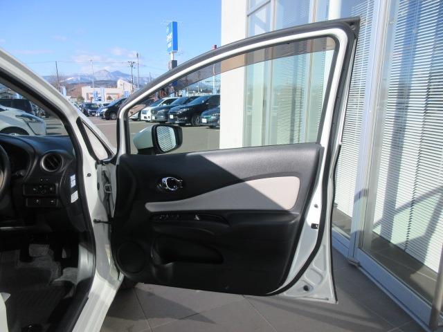 ノート e-パワー X 純正ナビ/フルセグTV/全周囲カメラ/ETC/プッシュスタート/スマートキー/ステアリングスイッチ/LEDヘッドライト/オートライト/純正アルミホイール/電動格納ミラー/衝突被害軽減ブレーキ(18枚目)