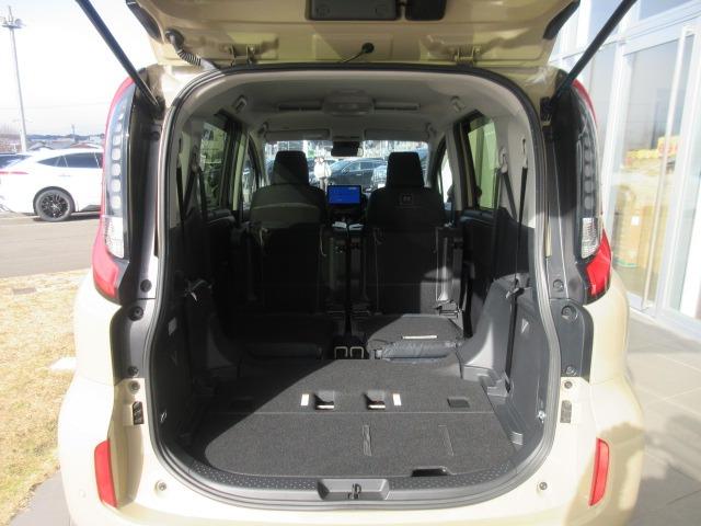 シエンタ ハイブリッドZ 純正ナビ/フルセグTV/全周囲カメラ/シートヒーター/プッシュスタート/スマートキー/ステアリングスイッチ/ステアリングヒーター/LEDヘッドライト/オートライト/フォグライト/両側電動スライドドア(18枚目)