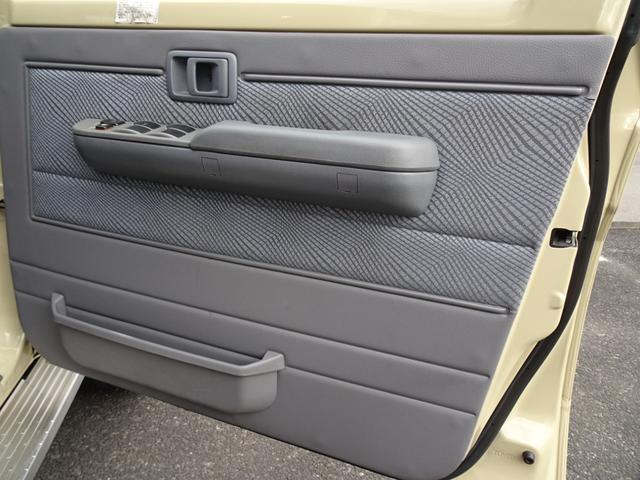 ランドクルーザー７０ 　ランクル７６バン　３０ｔｈ特別記念仕様車　前後デフロック寒冷地仕様　ＫＯＮＩショック　ブラＶ１６ＡＷ５本　ウッドコンビハンドル　インナーブラックＨＬ　ガナドールマフラー　バックカメラ　ナビ（44枚目）