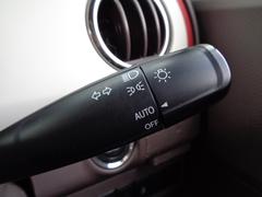 オートライトは、付け忘れや消し忘れを防ぐことができます。高速道路などのトンネルなどにも役立ちます。 7