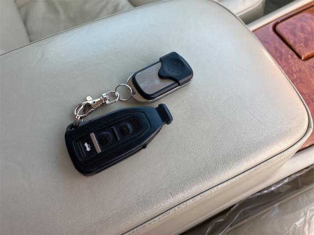 セルシオ ｅＲ仕様　マルチ　サンルーフ　革シート　ＯＺオペラ１９ＡＷ　社外車検対応マフラー　社外ＫＡＺＳＵＳエアサス　オートクルーズコントロール　ナビ　ＨＩＤ　スマートキー　盗難防止システム（8枚目）