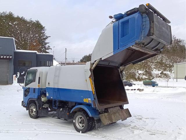 ベースグレード　パッカー車　ごみ収集車　最大積載量２４００ｋｇ　キーレス　エアコン　パワステ　パワーウインド(4枚目)