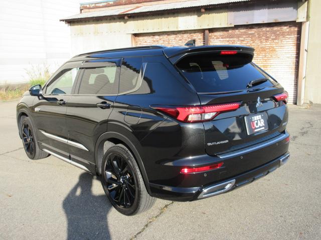 アウトランダーＰＨＥＶ ブラックエディション　４ＷＤ　　純正ナビ　　全周囲モニター　　ＥＴＣ　　電動サンルーフ　　前後ドラレコ　　　社用車アップ（14枚目）