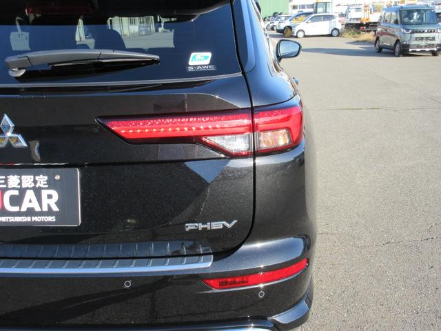 アウトランダーＰＨＥＶ ブラックエディション　４ＷＤ　　純正ナビ　　全周囲モニター　　ＥＴＣ　　電動サンルーフ　　前後ドラレコ　　　社用車アップ（19枚目）