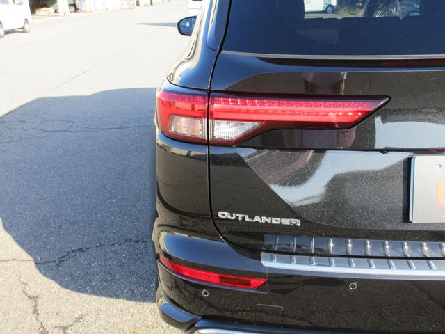 アウトランダーＰＨＥＶ ブラックエディション　４ＷＤ　　純正ナビ　　全周囲モニター　　ＥＴＣ　　電動サンルーフ　　前後ドラレコ　　　社用車アップ（20枚目）