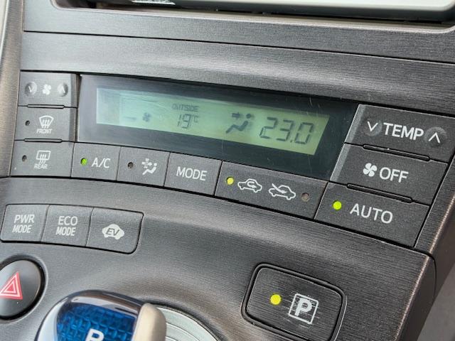 プリウス Ｓ　保証付　禁煙車　純正ナビ　プッシュスタート　スマートキー　ビルトインＥＴＣ　純正１５ＡＷ（12枚目）