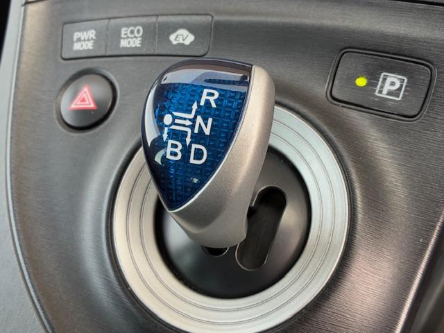 プリウス Ｓ　保証付　禁煙車　純正ナビ　プッシュスタート　スマートキー　ビルトインＥＴＣ　純正１５ＡＷ（13枚目）