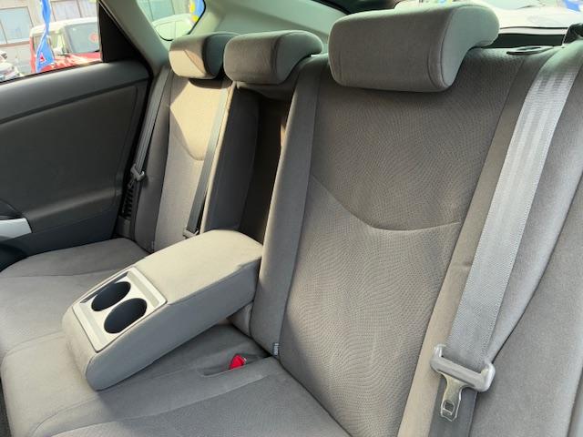 プリウス Ｓ　保証付　禁煙車　純正ナビ　プッシュスタート　スマートキー　ビルトインＥＴＣ　純正１５ＡＷ（28枚目）